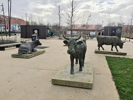 Les 3 vaches, NICKY, CAMILLE ET GERMAINE, résine, site ICADE, Aubervilliers, France