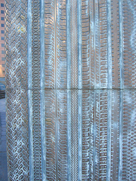 PEAUX DE REPTILE,
porte en bronze pour l'immeuble Le Vinci, La Défense, 2010