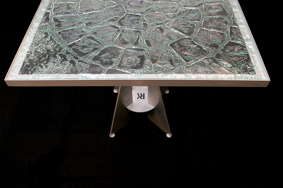 Table carrée, verre thermoformé et métal, 2010